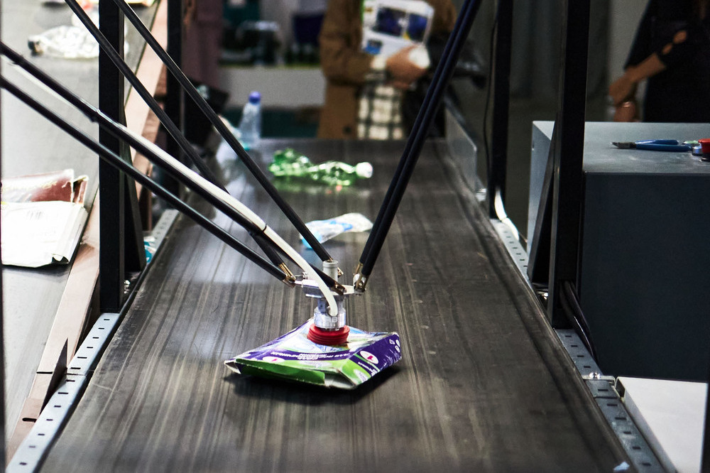 Дельта-робот на линии укладки продукции в упаковку