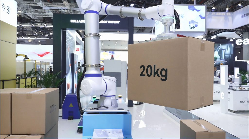 Кобот Elite Robots переносит коробку весом 20 кг на выставочном стенде